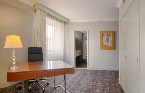 Junior Suite, 1 Queen Bed | Minibar, in-room safe, individually furnished, desk