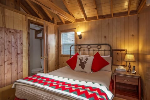 Cozy Cabin | Iron/ironing board, free WiFi, bed sheets