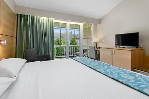 Waiora King | In-room safe, iron/ironing board, free cribs/infant beds, free WiFi