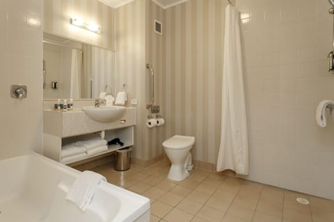 Junior Suite | Bathroom | Hair dryer, towels, soap, shampoo