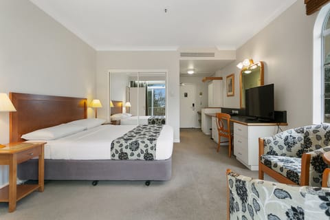 Spa Suite | In-room safe, iron/ironing board, free cribs/infant beds, free WiFi