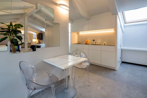 Design Suite, 1 King Bed, Non Smoking, Balcony | Hypo-allergenic bedding, minibar, in-room safe, desk