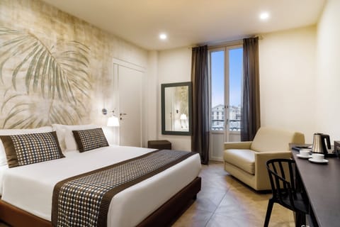 Hypo-allergenic bedding, minibar, in-room safe, desk