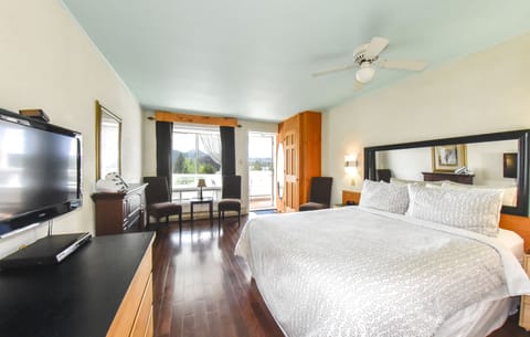 Classic Room, 1 Queen Bed, Fireplace | In-room safe, individually decorated, individually furnished, desk