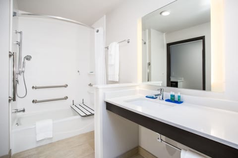 Standard Room, 1 King Bed, Accessible (Mobility) | Bathroom | Combined shower/tub, free toiletries, hair dryer, towels