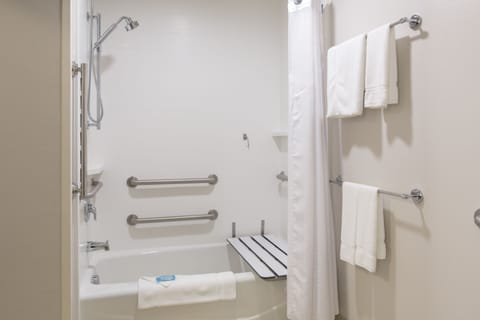 Combined shower/tub, free toiletries, hair dryer, towels