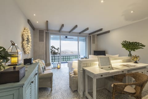 Deluxe Double or Twin Room, Sea View | Living area