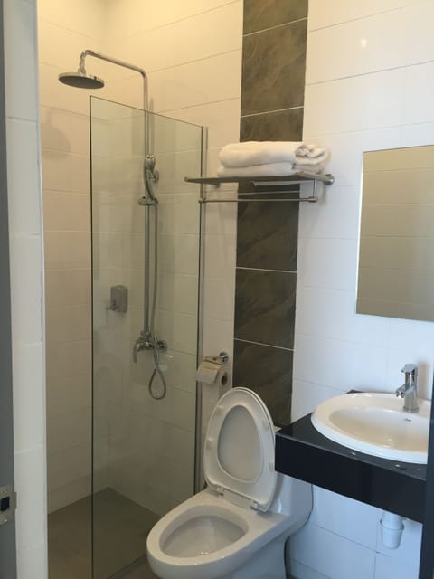 Shower, free toiletries, hair dryer, bidet