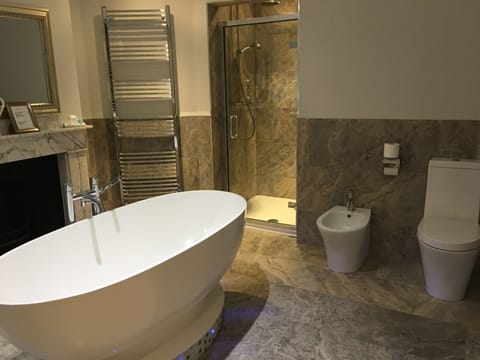 Deluxe King Room, Harbour View | Bathroom | Free toiletries, hair dryer, towels