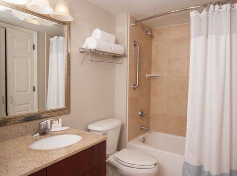 Combined shower/tub, hair dryer, towels