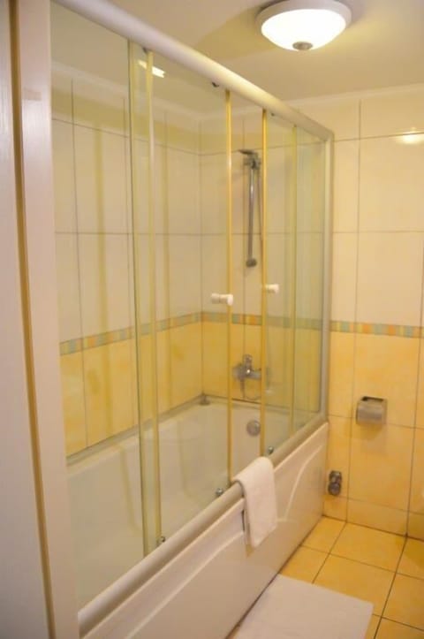 Combined shower/tub, jetted tub, hydromassage showerhead