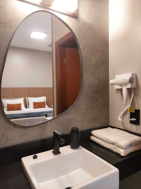 Deluxe Room | Bathroom | Shower, free toiletries, towels