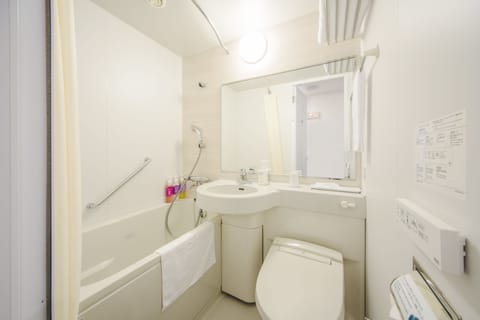 Combined shower/tub, deep soaking tub, free toiletries, hair dryer