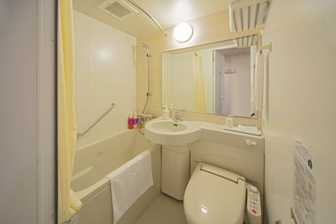 Combined shower/tub, deep soaking tub, free toiletries, hair dryer