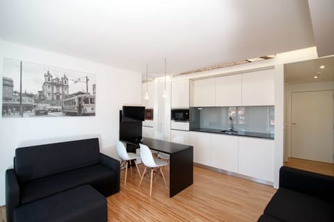 Standard Studio, Multiple Beds, City View, Ground Floor | Private kitchenette | Fridge, microwave, oven, stovetop