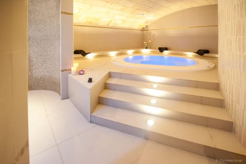 Indoor spa tub