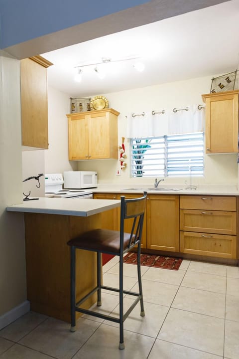 Premium Apartment, 1 Queen Bed, Kitchen, Mountain View | Private kitchen | Full-size fridge, microwave, oven, stovetop