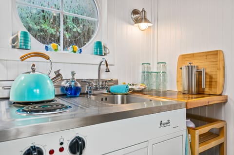 Beach - Tiny House | Private kitchenette | Fridge, coffee/tea maker, electric kettle, cookware/dishes/utensils