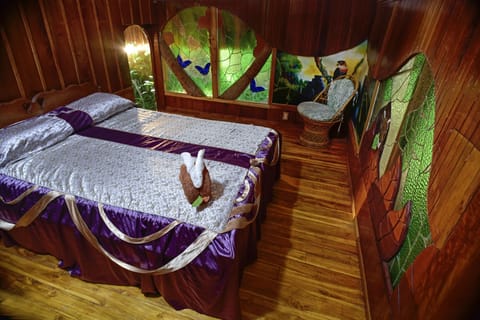 Traditional Cabin, 2 Bedrooms | Desk, bed sheets