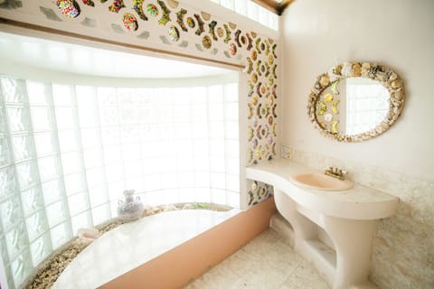 Standard Double Room | Bathroom | Bathtub, free toiletries, hair dryer, towels
