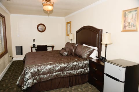 Basic Room, 1 King Bed, Accessible | Premium bedding, rollaway beds, free WiFi, bed sheets
