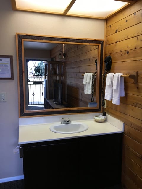 Standard Room, 1 Queen Bed | Bathroom | Rainfall showerhead, hair dryer, towels