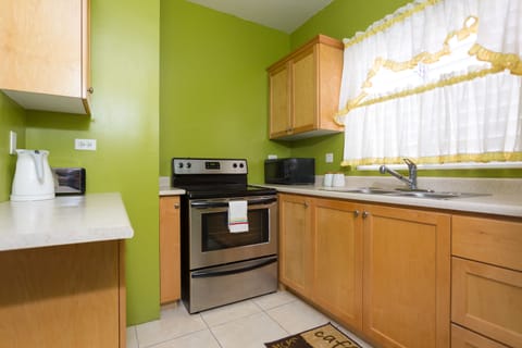 Apartment, 1 Bedroom, Kitchen, Mountain View | Private kitchen | Full-size fridge, microwave, oven, stovetop