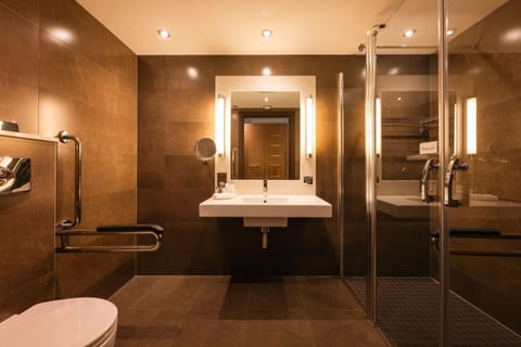 Standard Room | Accessible bathroom