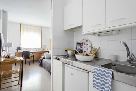 Standard Studio, 1 Twin Bed | Private kitchenette | Fridge, stovetop