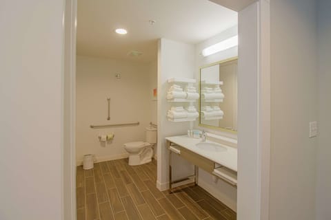 Combined shower/tub, hair dryer, towels