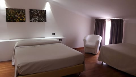 Triple Room | Minibar, in-room safe, desk, free WiFi