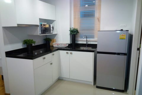 Studio | Private kitchenette | Full-size fridge, microwave, stovetop, electric kettle
