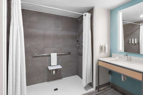 Suite, 1 King Bed, Accessible, Non Smoking (Hearing Impaired) | Bathroom shower