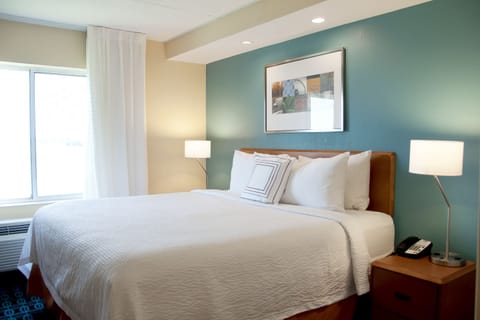 Room, 1 King Bed | Premium bedding, desk, laptop workspace, iron/ironing board