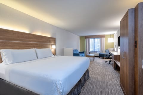 Suite, 1 King Bed | Premium bedding, desk, laptop workspace, blackout drapes