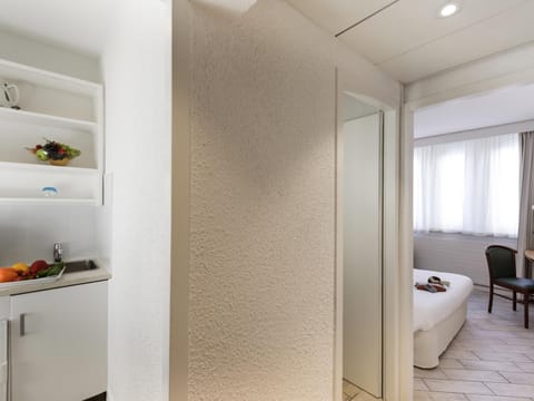 Standard Apartment, 1 Bedroom | Desk, bed sheets, alarm clocks