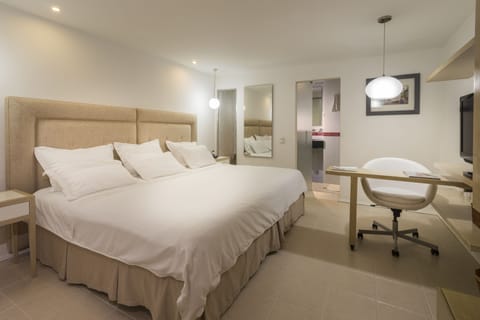 Double Room | Premium bedding, minibar, in-room safe, desk