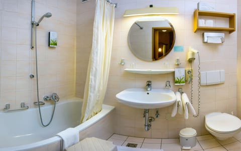 Junior Suite | Bathroom | Shower, hair dryer, towels