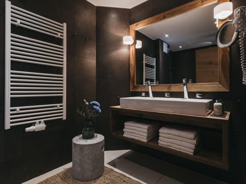 Two Bedroom Suite | Bathroom | Free toiletries, hair dryer, towels, soap