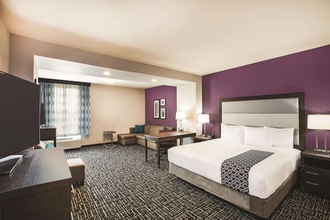 Deluxe Suite, 1 King Bed, Non Smoking | Premium bedding, down comforters, pillowtop beds, desk