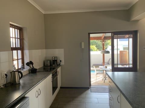 Family House, 3 Bedrooms, Mountain View | Private kitchen | Stovetop, electric kettle, highchair, cookware/dishes/utensils