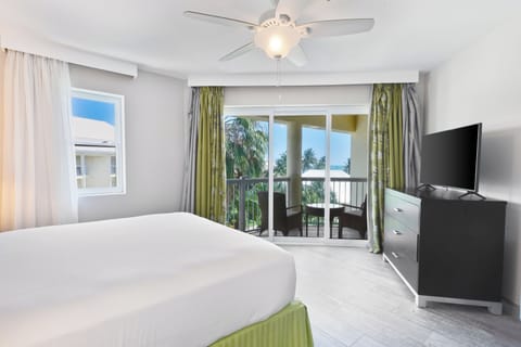 Studio One Queen Bed - Island View | In-room safe, iron/ironing board, rollaway beds, free WiFi