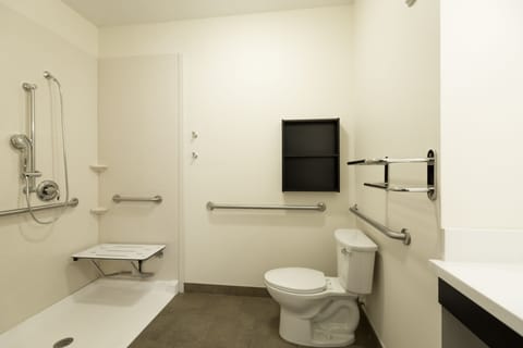 Studio Suite, 1 King Bed, Accessible (Hearing, Bathtub) | Bathroom | Free toiletries, hair dryer, towels