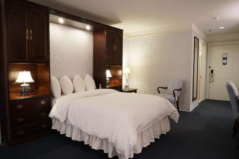 Deluxe Room, 1 Double Bed with Sofa bed | Premium bedding, down comforters, pillowtop beds, in-room safe