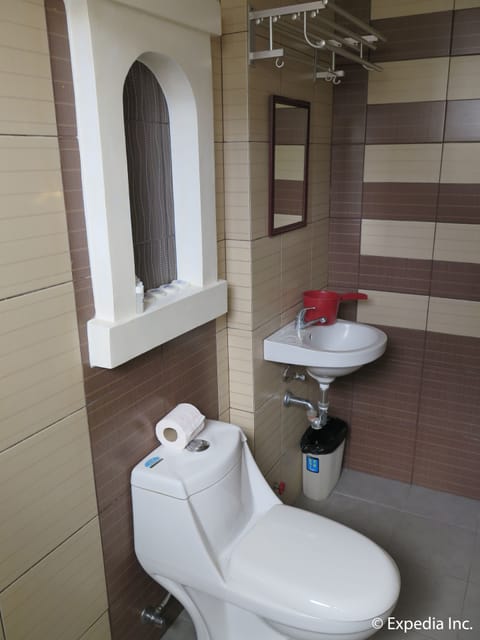 Room 304 | Bathroom | Shower, free toiletries, hair dryer, towels