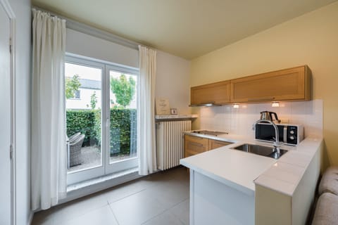 Studio, Kitchen | Private kitchenette | Fridge, microwave