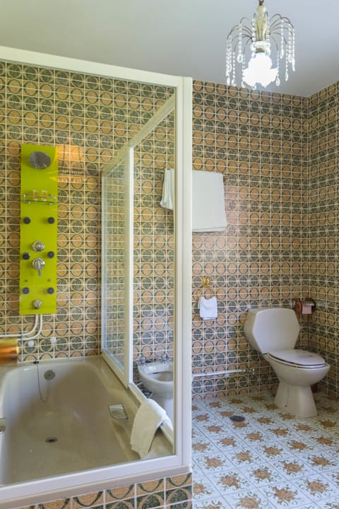 Standard Double Room | Bathroom | Combined shower/tub, free toiletries, hair dryer, bidet