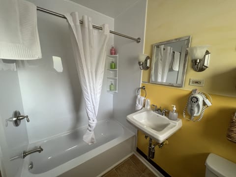 Economy Triple Room, 1 Bedroom, Ground Floor | Bathroom | Free toiletries, hair dryer