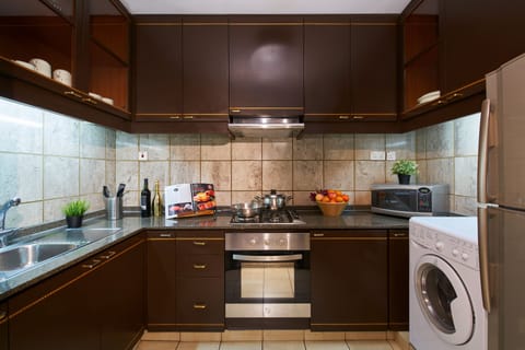 Suite, 3 Bedrooms | Private kitchenette | Stovetop, electric kettle, highchair