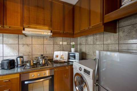 Deluxe Apartment, 2 Bedrooms | Private kitchenette | Stovetop, electric kettle, highchair